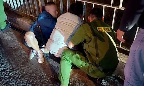 Nam thanh ni&#234;n cầm dao c&#243; &#253; định tự tử tr&#234;n cầu Chương Dương