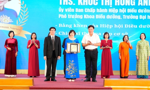 Điều dưỡng là 'bàn tay nắm chặt khi bệnh nhân đau đớn, ở lại khi họ tuyệt vọng'