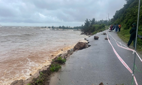 Huế c&#244;ng bố t&#236;nh huống khẩn cấp về thi&#234;n tai sạt lở bờ biển