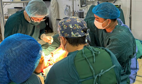 Nối thành công cổ chân gần đứt rời sau tai nạn giao thông