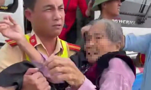 Video CSGT dùng phương tiện đặc chủng đưa cụ bà 98 tuổi bất tỉnh trên xe khách đến bệnh viện cấp cứu