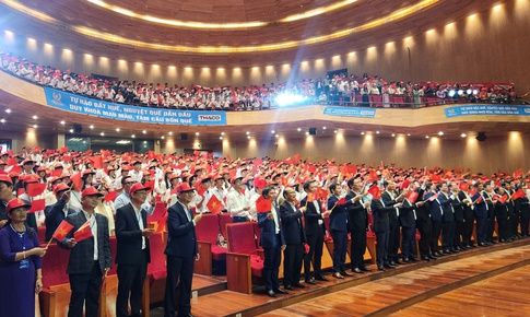 H&#224;ng ngh&#236;n người tiếp sức &#39;nh&#224; leo n&#250;i Olympia&#39; tại điểm cầu Huế