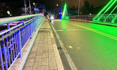 Hai anh em bán bánh chiên bị đâm giữa cầu, em trai 16 tuổi tử vong