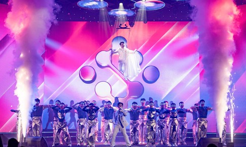 Chủ tịch KienlongBank kể chuyện thương hiệu bằng màn trình diễn 'hot' như anh trai vượt ngàn chông gai