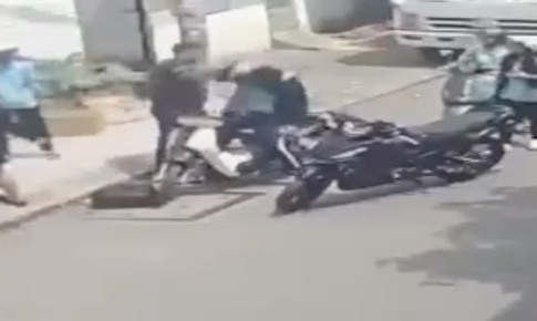 Nam thanh niên chở theo bạn gái dùng mũ bảo hiểm đánh 2 học sinh, 1 em xuất huyết não