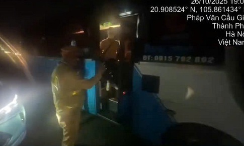 Xe 29 chỗ 'nhồi' 40 người chạy trên cao tốc, tài xế và chủ xe cùng bị phạt