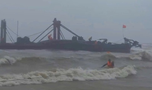 Ứng cứu thuyền viên trên tàu hàng trôi dạt, mắc kẹt tại Quảng Trị