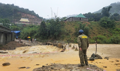 Mưa lớn gây sạt lở, hàng trăm hộ dân ở Đà Nẵng bị cô lập