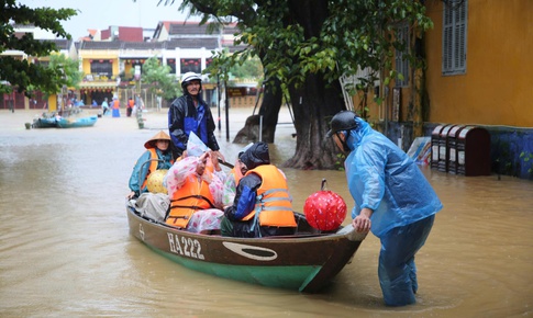 Hội An ngập s&#226;u, phố cổ &#39;h&#243;a&#39; s&#244;ng, người d&#226;n b&#236; b&#245;m chạy lũ