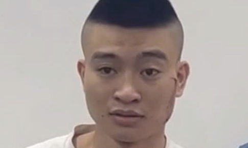 Vờ mua hàng online, thanh niên đi Mercedes ôm điện thoại bỏ trốn