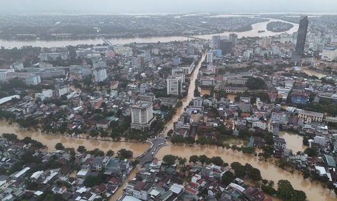 Ngập lụt ở Huế còn phức tạp và kéo dài, hơn 200.000 hộ dân đang mất điện