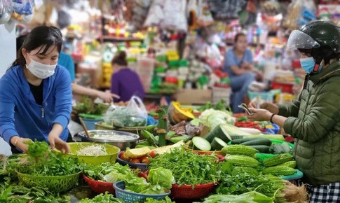 Rau xanh gi&#225; &#39;tr&#234;n trời’ sau mưa b&#227;o: Ăn tr&#225;i c&#226;y thay rau c&#243; được kh&#244;ng?