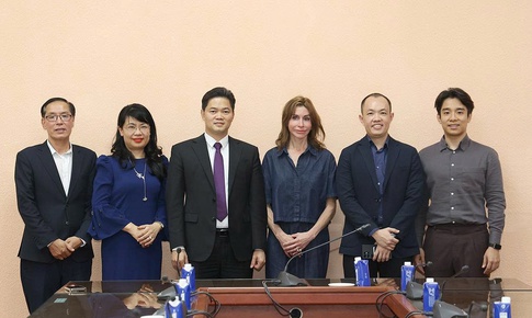 Thứ trưởng Thường trực Bộ Y tế Vũ Mạnh H&#224; tiếp Tổ chức Facing The World