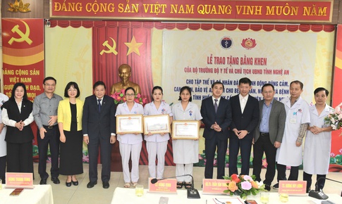 Bộ Y tế và UBND tỉnh Nghệ An trao Bằng khen cho 1 tập thể, 8 cá nhân dũng cảm bảo vệ bệnh nhân tại Bệnh viện Sản Nhi Nghệ An