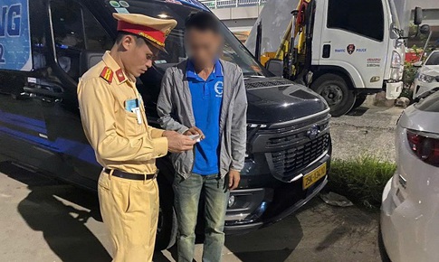 Tài xế xe limousine dương tính ma túy trên đường Cầu Diễn, Hà Nội