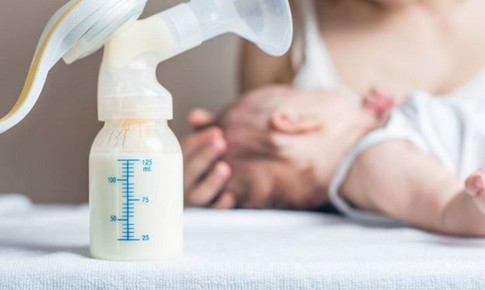 Pha sữa đúng cách cho con: Dễ mà khó