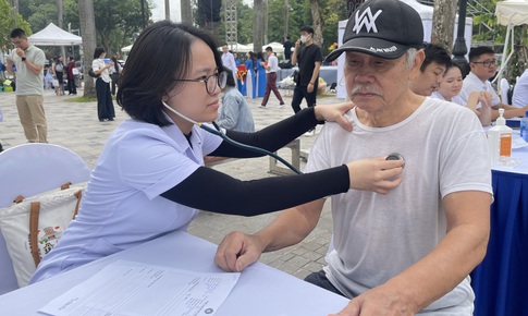 Người dân hào hứng tầm soát sức khỏe hưởng ứng Ngày Thế giới Phòng chống Đột quỵ