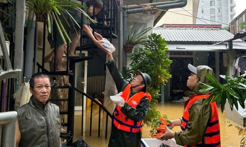 T&#236;nh người trong cơn lũ lịch sử