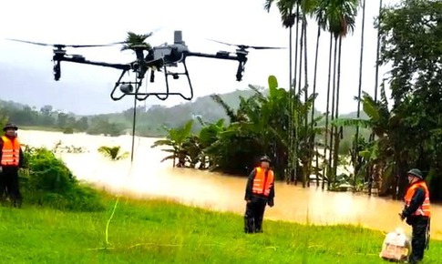 Qu&#226;n khu 5 sử dụng thiết bị chuy&#234;n dụng m&#225;y bay kh&#244;ng người l&#225;i cứu trợ v&#249;ng c&#244; lập Tr&#224; My