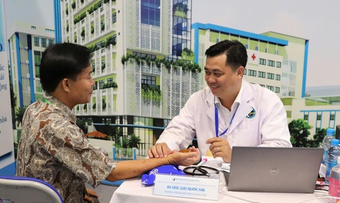 Bệnh viện Y học cổ truyền TPHCM kh&#225;m bệnh miễn ph&#237;, tặng thẻ BHYT cho người cao tuổi