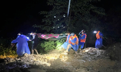 Nghẹt thở hành trình 20km xuyên đêm khiêng 3 người bị thương ở Đà Nẵng đến bệnh viện