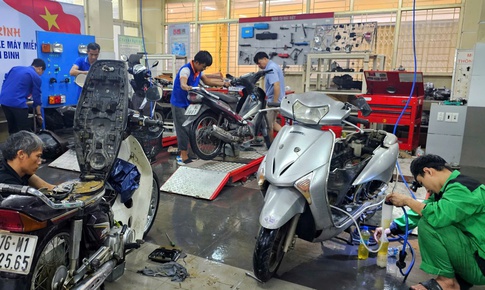 Lũ r&#250;t, &#39;b&#225;c sĩ xe m&#225;y&#39; mang đồ nghề ra Huế gi&#250;p d&#226;n