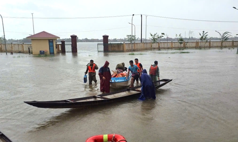 Đoàn cứu trợ may mắn thoát nạn khi lật ghe giữa đồng nước lũ