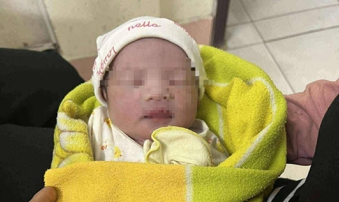 Phát hiện cháu bé còn nguyên dây rốn trong căn nhà hoang