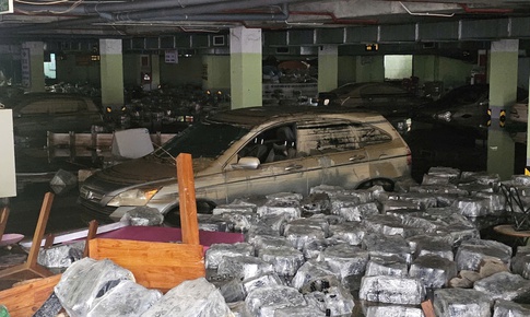 H&#224;ng loạt &#244; t&#244;, xe m&#225;y bị nhấn ch&#236;m trong b&#249;n đất, xe cứu hộ &#39;đắt s&#244;&#39;