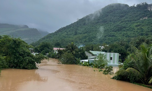 Mưa lũ giảm nhưng nhiều nơi vẫn ngập sâu, lũ sông Thu Bồn vượt mốc lịch sử 1964