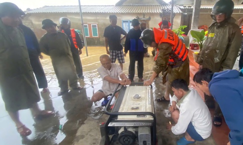 'Trạm sạc lưu động' hỗ trợ người dân nơi tâm lũ Huế