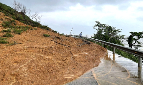 Mưa lớn khiến nhiều nơi ở H&#224; Tĩnh ngập lụt, tuyến đường ven biển bị sạt lở