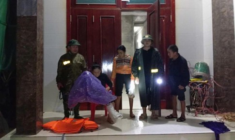 Xuyên đêm sơ tán người dân ra khỏi vùng ngập lụt