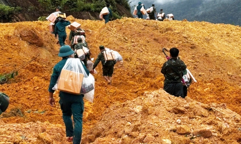 Băng rừng, c&#245;ng lương thực tiếp tế cho người d&#226;n v&#249;ng sạt lở