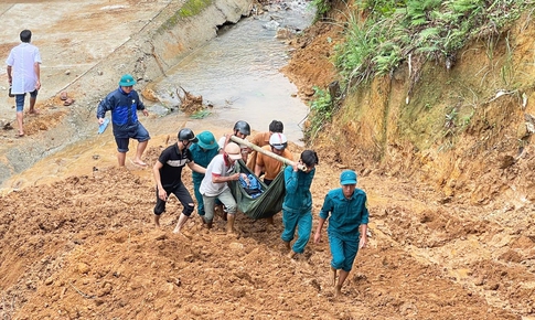 Băng rừng khiêng bệnh nhân bị tai biến đi cấp cứu