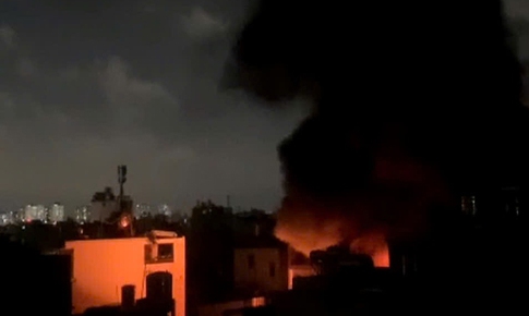 TP Hồ Chí Minh: Cháy lớn kho chứa bao bì nhựa, khói đen bao trùm khu dân cư