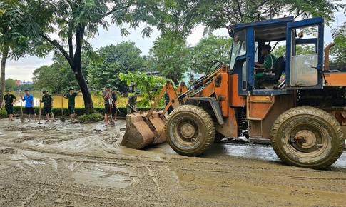 Huế ngập b&#249;n đất v&#224; r&#225;c thải sau lũ, tổng lực dọn dẹp ổn định cuộc sống