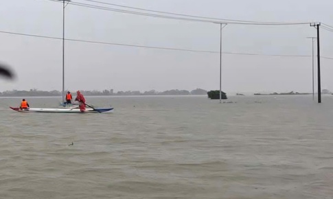 Kiểm tra hàng hóa sau lũ, 2 người bị điện giật