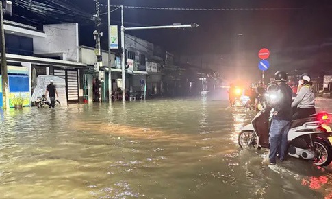 Mưa lớn, nước lũ d&#226;ng cao khiến Quốc lộ 1A qua L&#226;m Đồng bị chia cắt