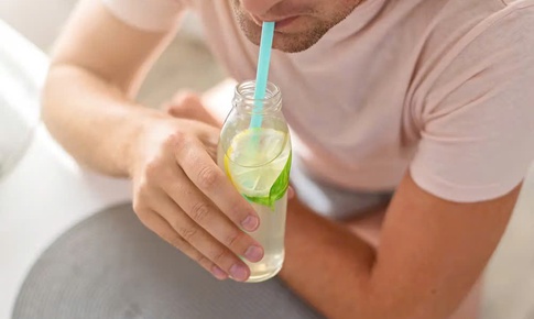 Uống nước trước bữa ăn c&#243; gi&#250;p giảm mỡ v&#224; giảm cảm gi&#225;c th&#232;m ăn?