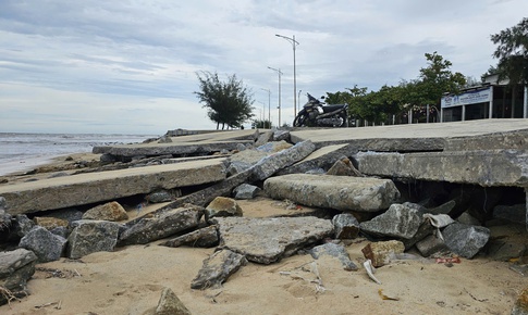Khẩn cấp ứng ph&#243; sạt lở, ngăn nguy cơ mở cửa biển mới