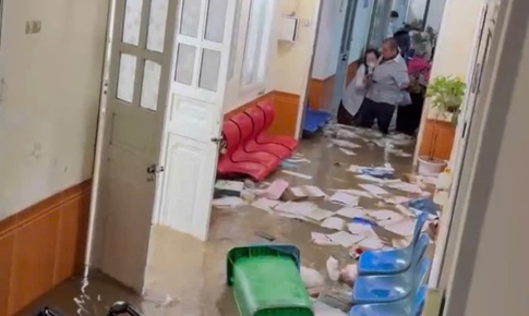 Nước lũ cuồn cuộn đổ v&#224;o bệnh viện ở Sơn La, m&#225;y m&#243;c, thiết bị y tế tr&#244;i theo d&#242;ng nước