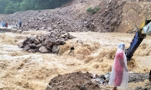 Thủ tướng: Chủ động ứng ph&#243; với nguy cơ lũ ống, lũ qu&#233;t, sạt lở đất do ảnh hưởng của b&#227;o số 11
