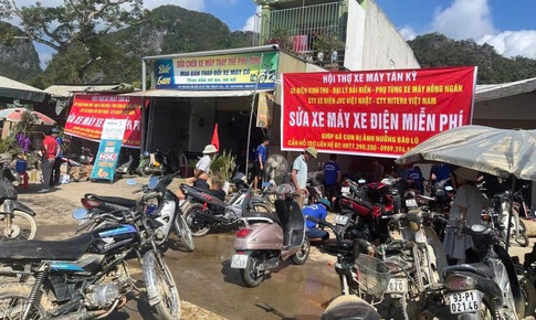 Sau lũ, xuất hiện những ‘bác sĩ’ xe máy, đồ điện tử miễn phí