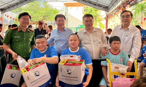 Trung thu y&#234;u thương thắp s&#225;ng nụ cười trẻ khuyết tật