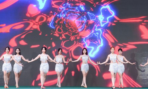 M&#224;n tr&#236;nh diễn b&#249;ng nổ của Đội thi đạt giải Đặc biệt: Lan tỏa tinh thần sống khỏe từ năng lượng t&#237;ch cực