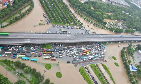 LIVE: H&#224; Nội mưa trắng trời, nhiều nơi lại ngập s&#226;u