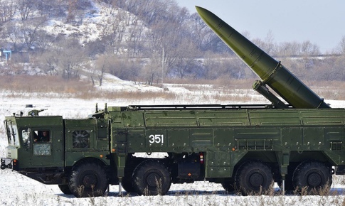 Ukraine thừa nhận hệ thống Patriot của Mỹ &#39;chỉ biết đứng nh&#236;n&#39; Iskander v&#224; Kinzhal của Nga