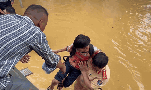 Mực nước sông Cầu vượt báo động 3, Hà Nội sơ tán dân vùng hạ lưu