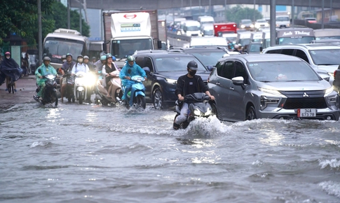 Người H&#224; Nội vượt ngập đến c&#244;ng sở